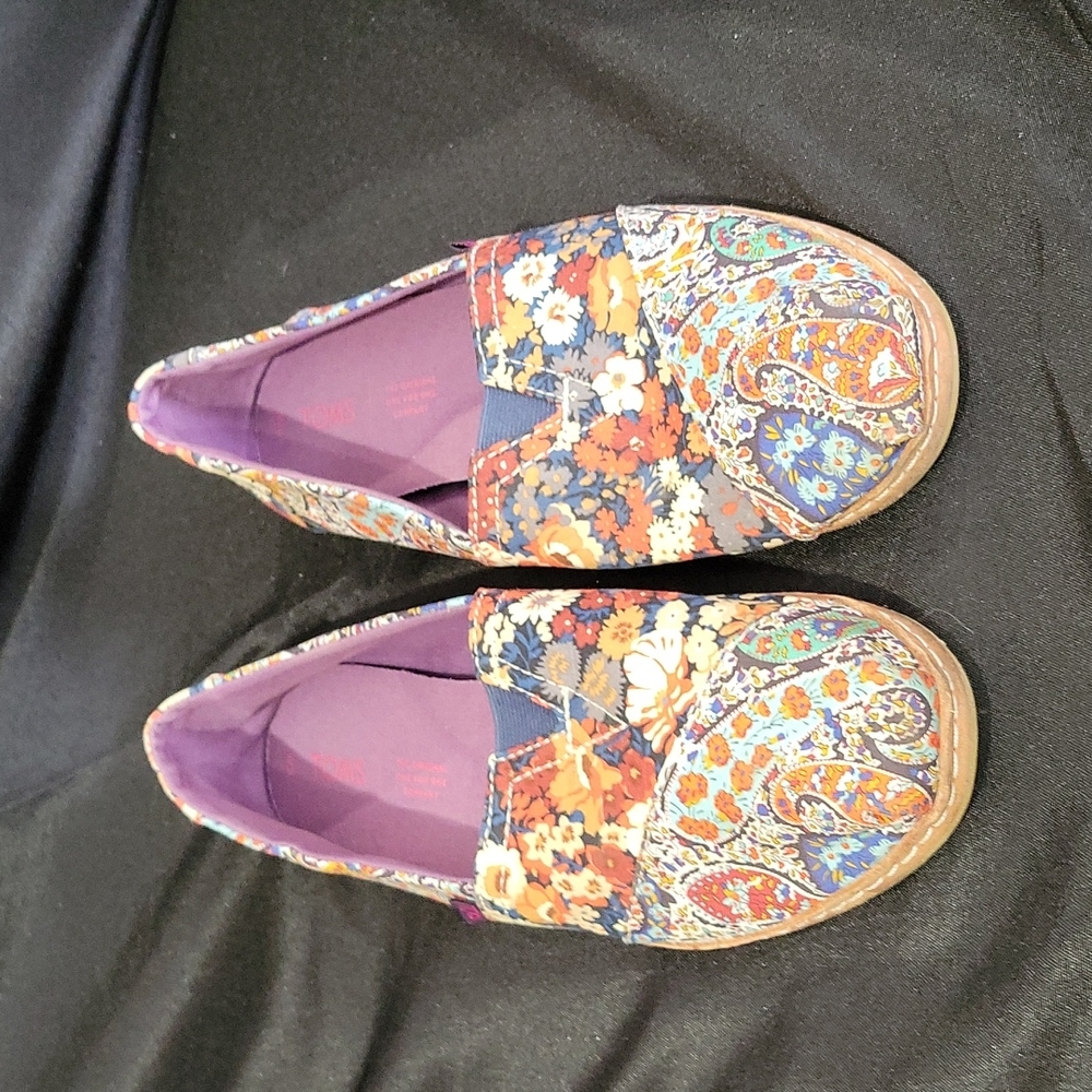 Colorful Floral Toms slip on shoe, barely worn. Floral pattern. Sz. 9